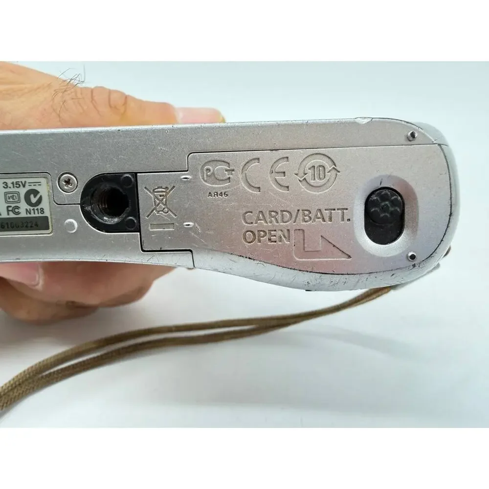 Canon PowerShot A1200 12.1MP Digital Camera Silver AS-IS Broken Battery Door